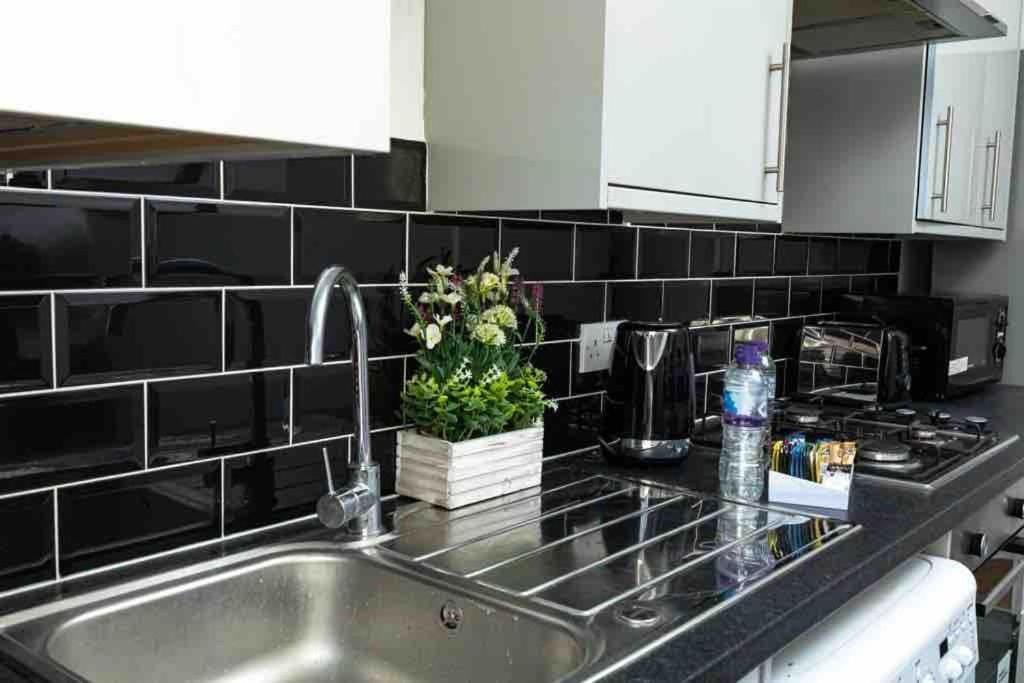 Spacious City Centre 2 Bedroom Apartment - Lt Apartment เลสเตอร์ ภายนอก รูปภาพ