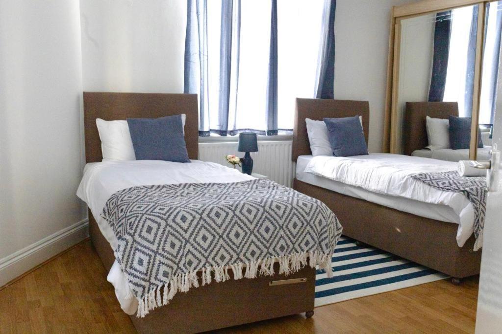 Spacious City Centre 2 Bedroom Apartment - Lt Apartment เลสเตอร์ ภายนอก รูปภาพ